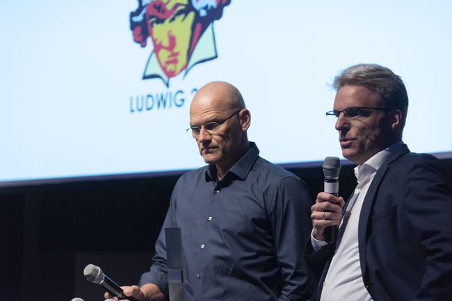 Martin Schulze übergibt "Ludwig 2022" in der Kategorie Humanist