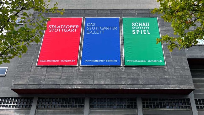 Bannermontage für die Staatstheater Stuttgart - SMS | Werbetechnik