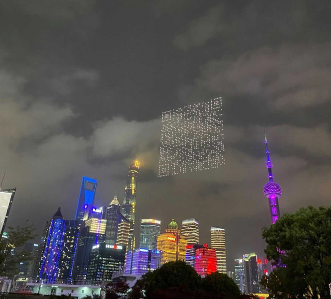 Werbung der Zukunft: 1.500 Drohnen zeichnen gigantischen QR-Code in den Nachthimmel